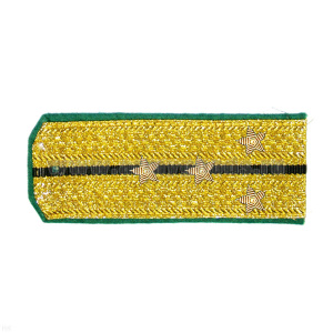 Погоны парадные золотые (металлиз.) с зел. кантом с 1 черн. просв., вышит. канителью (капитан)