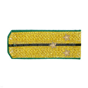 Погоны парадные золотые (металлиз.) с зел. кантом с 1 черн. просв., вышит. канителью (ст. лейтенант)